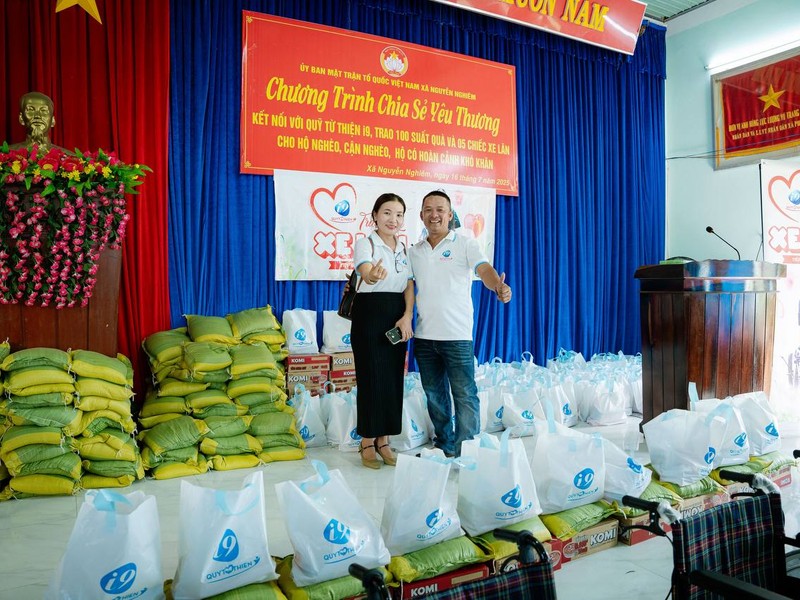 Hình ảnh minh họa sự hỗ trợ từ gia đình và bạn bè đối với người gặp vấn đề cờ bạc